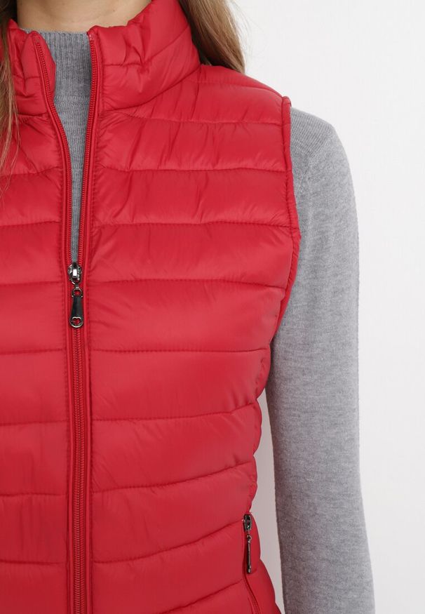 Born2be - Czerwona Dopasowana Kamizelka Pikowana Volnipa. Kolor: czerwony