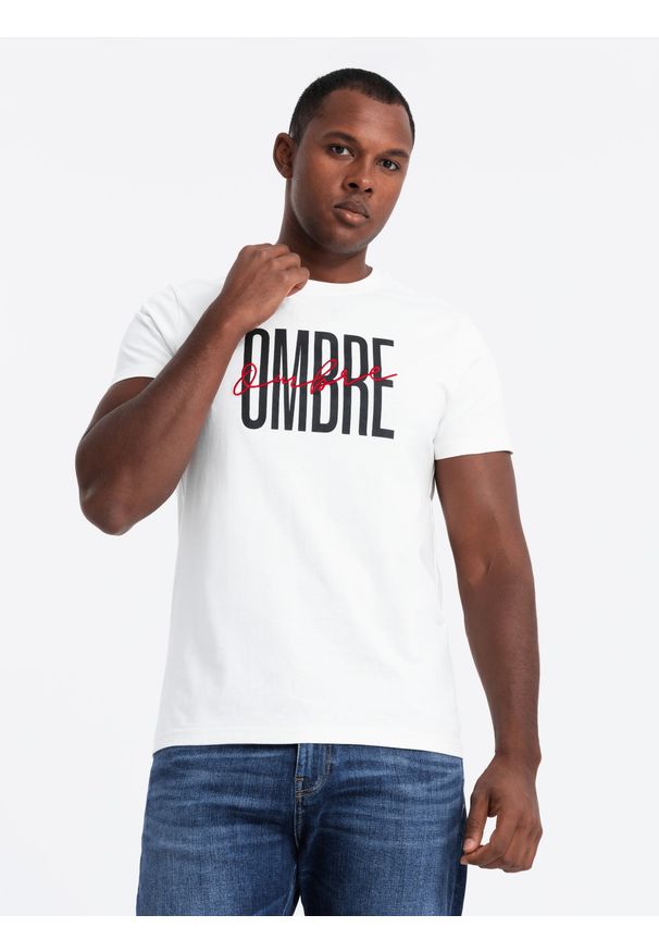 Ombre Clothing - Bawełniana koszulka męska z podwójnym logotypem – biała V1 - Rozmiar: XL. Okazja: na co dzień. Kolor: biały. Materiał: bawełna. Wzór: napisy, nadruk, haft. Styl: klasyczny, casual