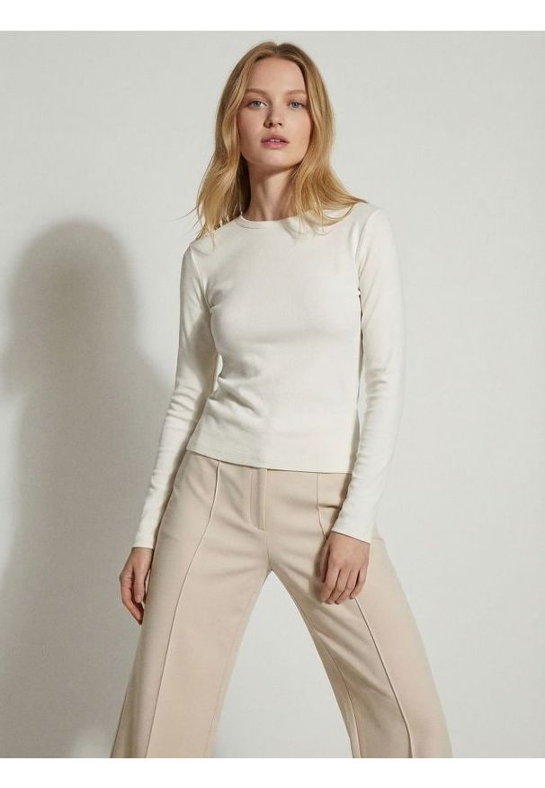 Sinsay - Bawełniana koszulka z długim rękawem - kremowy. Kolor: kremowy. Materiał: bawełna. Długość rękawa: długi rękaw. Długość: długie