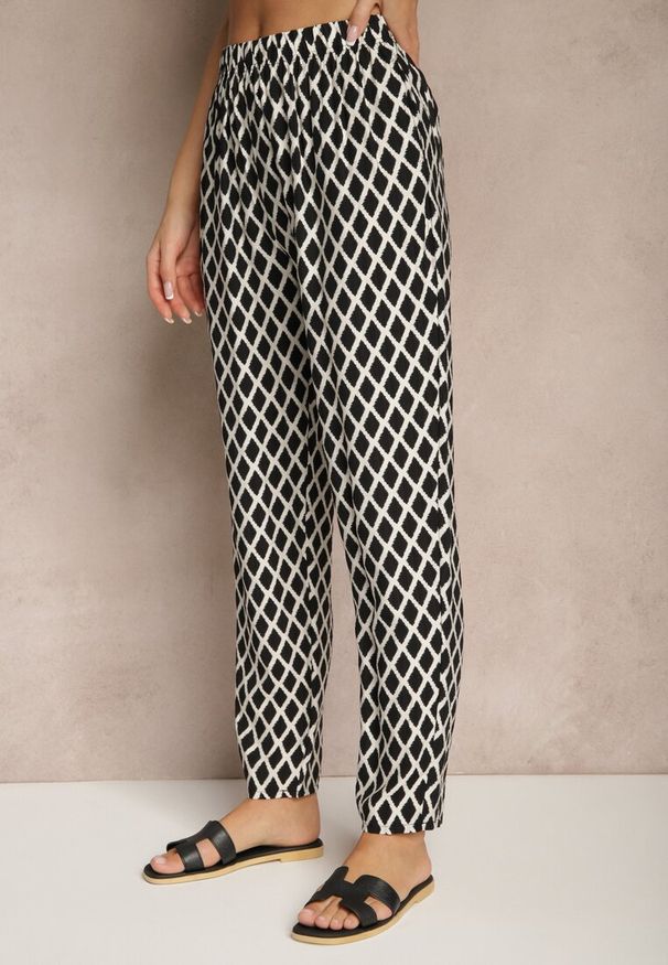 Renee - Czarne Spodnie o Szerokim Kroju High Waist w Romby Sarriza. Okazja: na co dzień. Stan: podwyższony. Kolor: czarny. Wzór: aplikacja. Styl: casual