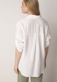 Born2be - Biała Wiszkowa Koszula Nietoperzowa z Regulowanymi Rękawami i Haftem Maryrenna. Okazja: na co dzień. Typ kołnierza: kołnierzyk klasyczny. Kolekcja: plus size. Kolor: biały. Materiał: tkanina, materiał. Wzór: haft. Sezon: lato. Styl: casual, klasyczny #6