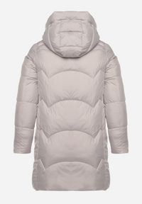 Born2be - Jasnoszara Długa Pikowana Kurtka z Nieodpinanym Kapturem Mevessia. Okazja: na co dzień. Kolor: szary. Materiał: jeans. Długość: długie. Styl: klasyczny, casual, elegancki #2