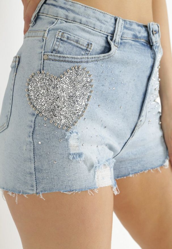 Born2be - Niebieskie Szorty z Jeansu z Przetarciami i Ozdobnym Serduszkiem z Cyrkoniami Naylin. Stan: podwyższony. Kolor: niebieski. Materiał: jeans