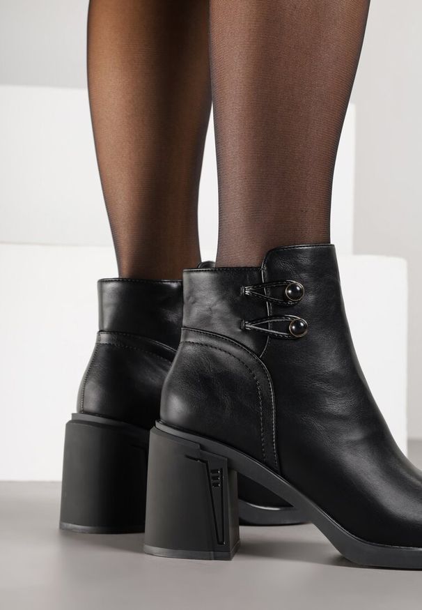 Renee - Czarne Basicowe Botki do Kostki VICES na Słupkowym Obcasie Naleasa. Okazja: na co dzień. Kolor: czarny. Materiał: jeans, dzianina. Obcas: na obcasie. Styl: elegancki, casual. Wysokość obcasa: średni