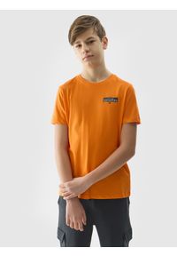4F JUNIOR - T-shirt z bawełny organicznej z nadrukiem chłopięcy - pomarańczowy. Okazja: na co dzień. Kolor: pomarańczowy. Materiał: bawełna. Wzór: nadruk. Sezon: lato. Styl: casual, klasyczny, sportowy