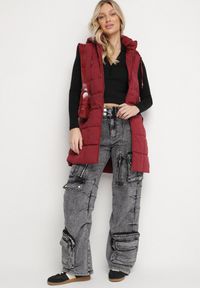 Born2be - Bordowa Pikowana Kamizelka z Odpinanym Kapturem i Kieszeniami na Suwak Anoria. Okazja: na co dzień. Kolor: czerwony. Materiał: jeans. Wzór: aplikacja. Styl: klasyczny, casual #6