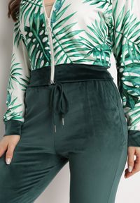 Born2be - Ciemnozielony Komplet Dresowy z Weluru Bluza z Kapturem z Ozdobnym Wzorem i Spodnie Grouvia. Kolor: zielony. Materiał: dresówka, welur