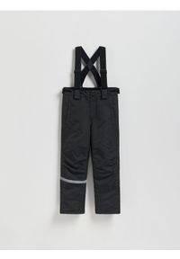 Reserved - Ocieplane spodnie na szelkach - czarny. Kolor: czarny. Materiał: tkanina. Wzór: gładki. Styl: klasyczny #1