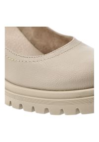 Półbuty damskie Armodo, cholewka ze skóry naturalnej o gładkim wykończeniu, klasyczna linia z zaokrąglonym noskiem, stabilny obcas osadzony na grubej. Kolor: beżowy. Materiał: skóra. Szerokość cholewki: normalna. Wzór: gładki. Obcas: na obcasie. Styl: klasyczny. Wysokość obcasa: średni #8