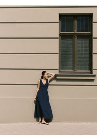 Reserved - Sukienka maxi z wiązaniem na plecach - granatowy. Kolor: niebieski. Materiał: dzianina. Długość: maxi