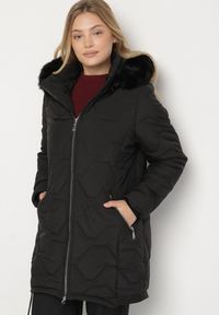 Born2be - Czarna Klasyczna Kurtka z Pikowanymi Przeszyciami i Kapturem z Futerkiem Raffisa. Okazja: na co dzień. Kolekcja: plus size. Kolor: czarny. Materiał: futro. Styl: klasyczny #7
