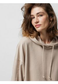 outhorn - Bluza oversize z kapturem damska - beżowa. Typ kołnierza: kaptur. Kolor: beżowy. Materiał: bawełna, poliester, materiał, guma, dresówka, dzianina. Wzór: ze splotem, gładki #5