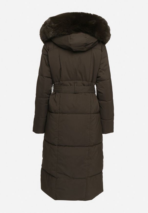 Born2be - Ciemnozielona Pikowana Kurtka z Kapturem z Odpinanym Futerkiem i Wiązanym Paskiem Kikira. Okazja: na spacer. Typ kołnierza: kaptur. Kolor: zielony. Materiał: futro. Długość rękawa: długi rękaw. Długość: długie. Styl: elegancki