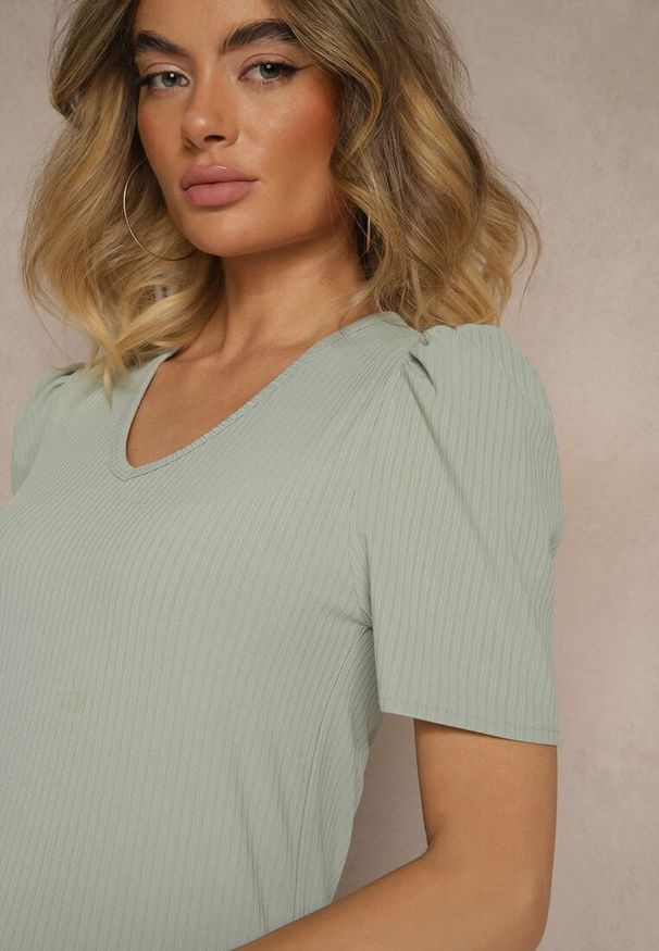 Renee - Zielony T-shirt z Trójkątnym Dekoltem Sunille. Okazja: na co dzień. Kolor: zielony. Materiał: jeans. Styl: casual