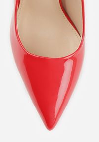 Renee - Czerwone Lakierowane Szpilki VICES na Ozdobnym Obcasie Zafriah. Okazja: na co dzień. Nosek buta: szpiczasty. Kolor: czerwony. Materiał: lakier. Obcas: na obcasie. Styl: wizytowy, casual, elegancki. Wysokość obcasa: średni #2