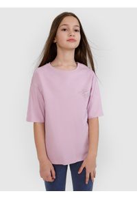 4f - 4F T-shirt oversize z nadrukiem dziewczęcy - fioletowy 140 (9-10 lat). Okazja: na co dzień. Kolor: fioletowy. Materiał: dzianina, bawełna, jersey. Długość rękawa: krótki rękaw. Długość: krótkie. Wzór: nadruk. Sezon: lato. Styl: klasyczny, sportowy, casual