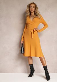 Renee - Żółta Rozkloszowana Sukienka Sweterkowa z Kopertowym Dekoltem Fiorrtte. Kolor: żółty. Materiał: dzianina, materiał, tkanina. Typ sukienki: kopertowe #5
