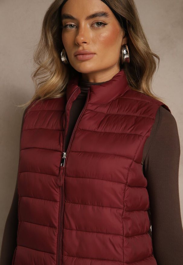 Renee - Bordowa Kamizelka Ozdobiona Pikowaniem Soellame. Okazja: na co dzień. Kolor: czerwony. Wzór: aplikacja. Styl: casual, street