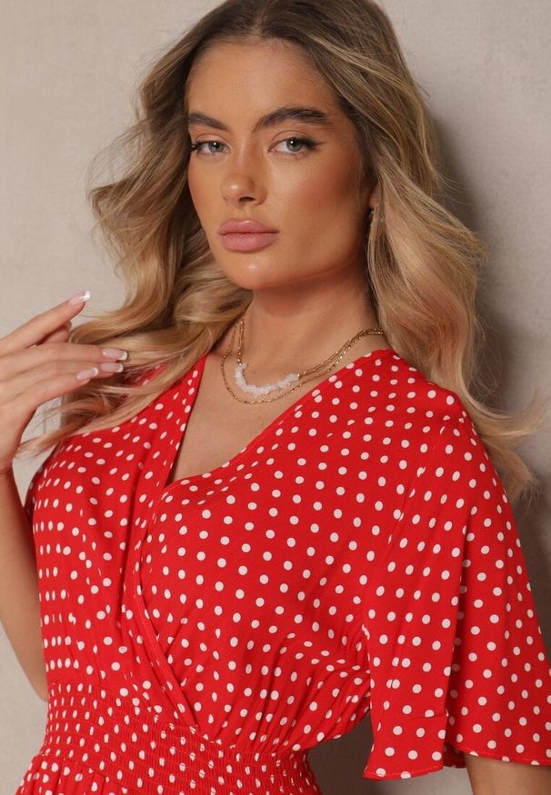 Renee - Czerwona Sukienka z Bawełną i Kopertowym Dekoltem ze Wzorem w Kropki Ldivona. Okazja: na co dzień, na spacer. Kolor: czerwony. Materiał: bawełna. Wzór: kropki. Sezon: lato. Typ sukienki: kopertowe. Styl: casual, elegancki