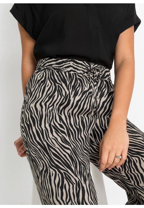 bonprix - Spodnie culotte z nadrukiem z lejącej wiskozy. Kolor: czarny. Materiał: wiskoza. Wzór: nadruk