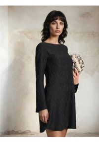 Sinsay - Sukienka mini ze strukturalnym wzorem - czarny. Kolor: czarny. Długość: mini #1