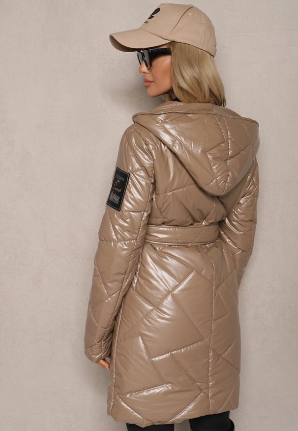 Renee - Beżowa Pikowana Kurtka z Kapturem i Wiązanym Paskiem Beliola. Okazja: na co dzień. Typ kołnierza: kaptur. Kolor: beżowy. Materiał: jeans. Styl: wizytowy, elegancki, casual