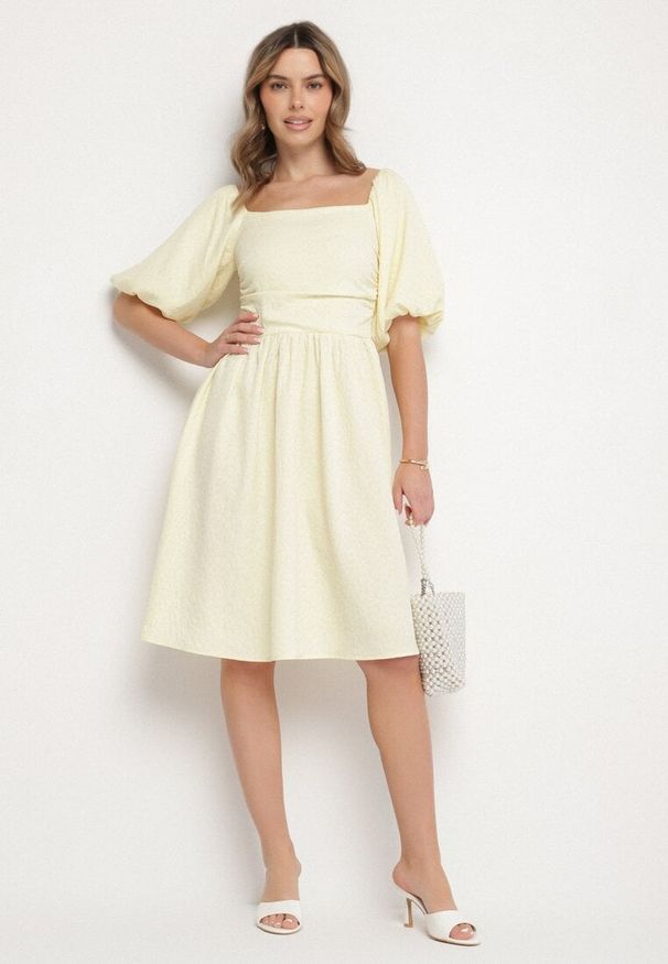 Born2be - Żółta Sukienka o Rozkloszowanym Kroju z Bufiastymi Rękawami Maradora. Okazja: na co dzień. Typ kołnierza: dekolt kwadratowy. Kolor: żółty. Styl: casual