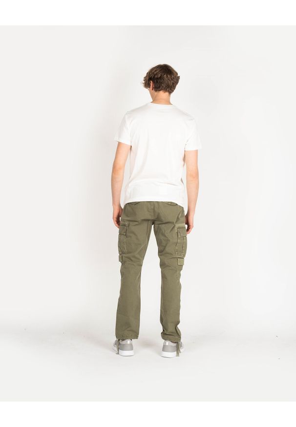 Pepe Jeans T-shirt "Gelu" | PM507757 | Gelu | Mężczyzna | Biały. Okazja: na co dzień. Kolor: biały. Materiał: bawełna. Wzór: aplikacja, nadruk. Styl: casual