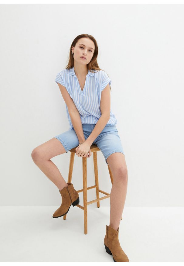 bonprix - Bermudy dżinsowe Slim Fit mid waist. Kolor: niebieski