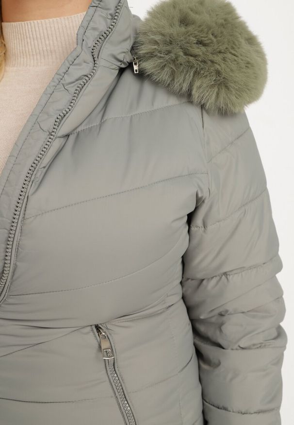 Born2be - Ciemnozielona Pikowana Kurtka z Odpinanym Kapturem z Futerkiem Savessia. Okazja: na spacer. Kolekcja: plus size. Kolor: zielony. Materiał: futro. Wzór: aplikacja. Styl: elegancki