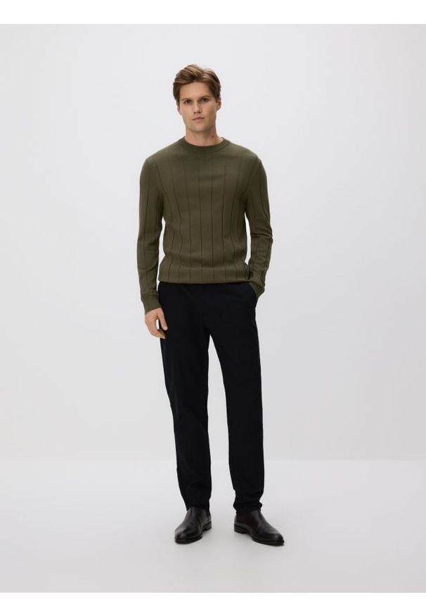 Reserved - Sweter z wiskozą - oliwkowy. Kolor: oliwkowy. Materiał: wiskoza