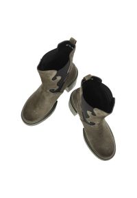 Zielone Botki Karino Modne Buty Na Obcasie. Kolor: zielony. Materiał: welur, zamsz. Obcas: na obcasie. Styl: klasyczny. Wysokość obcasa: średni