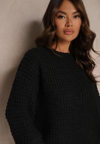 Renee - Czarny Sweter z Wiskozą Ozdobiony Splotem Rialorae. Okazja: na co dzień. Kolor: czarny. Materiał: wiskoza. Wzór: aplikacja, ze splotem. Styl: elegancki, casual #3