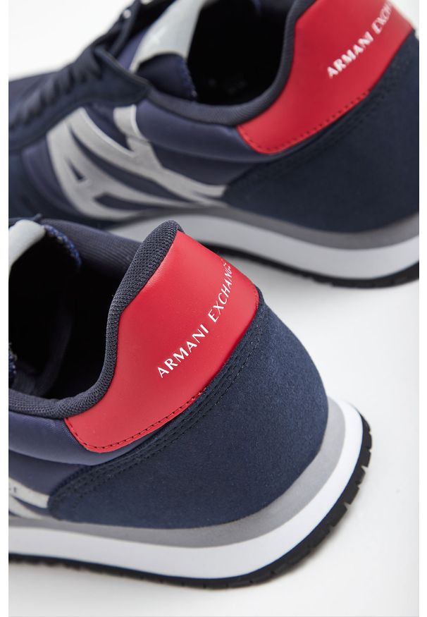 Armani Exchange - SNEAKERSY ARMANI EXCHANGE. Wzór: napisy, aplikacja