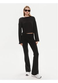 Gina Tricot Spodnie materiałowe 21671 Czarny Flare Fit. Kolor: czarny. Materiał: bawełna #6