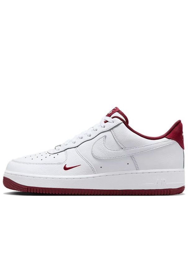 Buty męskie Nike Air Force 1 '07 LV8 HM9483-100 - białe. Zapięcie: sznurówki. Kolor: biały. Materiał: skóra. Szerokość cholewki: normalna. Sezon: lato. Model: Nike Air Force
