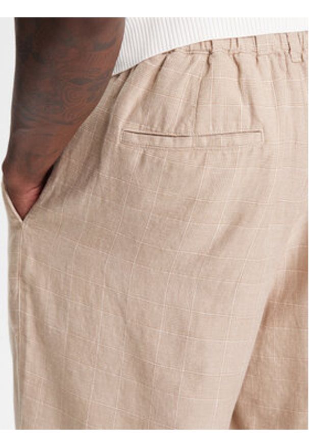United Colors of Benetton - United Colors Of Benetton Szorty materiałowe 43B3U9010 Beżowy Regular Fit. Kolor: beżowy. Materiał: bawełna