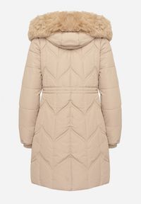 Born2be - Beżowa Kurtka Pikowana o Długim Kroju z Kapturem z Futrem Ściągana w Talii Mazilie. Typ kołnierza: kaptur. Kolor: beżowy. Materiał: futro. Długość rękawa: długi rękaw. Długość: długie. Styl: elegancki #2