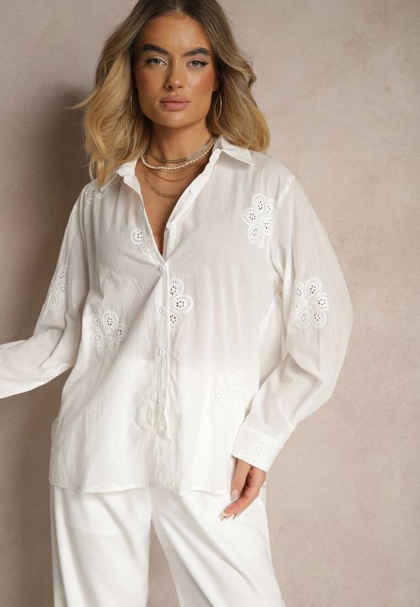 Renee - Biała Koszula z Bawełny Ozdobiona Ażurowymi Wstawkami Cornelai. Okazja: do pracy, na co dzień, na spotkanie biznesowe. Kolor: biały. Materiał: bawełna. Długość rękawa: długi rękaw. Długość: długie. Wzór: aplikacja, ażurowy. Styl: biznesowy, klasyczny, casual