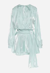 Born2be - Zielona Wiskozowa Sukienka Ozdobiona Wiązaniem i Falbanką Rallio. Okazja: na imprezę, na co dzień. Typ kołnierza: kołnierz z falbankami. Kolor: zielony. Materiał: wiskoza. Wzór: aplikacja. Typ sukienki: proste. Styl: casual, elegancki #3