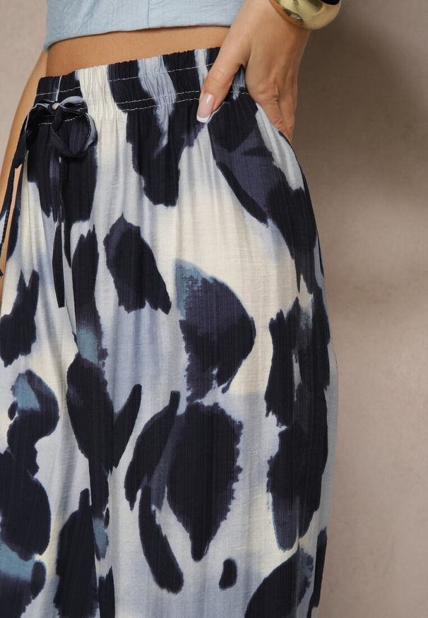 Renee - Niebieskie Szerokie Spodnie High Waist z Wiskozą w Panterkowy Wzór Zeviera. Okazja: na co dzień. Stan: podwyższony. Kolor: niebieski. Materiał: wiskoza. Styl: elegancki, casual