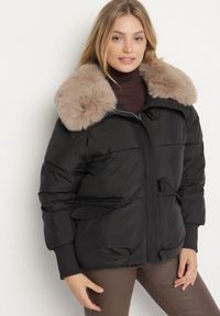 Born2be - Czarna Puchowa Kurtka Pikowana z Futrzanym Kołnierzem Lanivela. Okazja: na spotkanie biznesowe, do pracy, na co dzień. Kolekcja: plus size. Kolor: czarny. Materiał: puch, futro. Styl: biznesowy, casual
