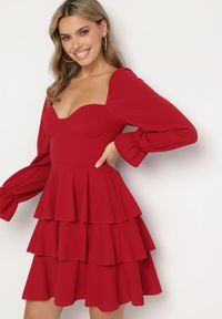Born2be - Czerwona Rozkloszowana Sukienka z Falbankami i Bufiastymi Rękawami Semithara. Okazja: na co dzień. Typ kołnierza: kołnierz z falbankami. Kolor: czerwony. Wzór: aplikacja. Styl: klasyczny, casual, elegancki #3