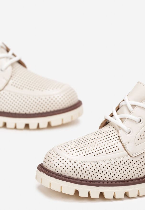 Renee - Beżowe Półbuty na Podeszwie z Protektorem z Perforacją i Skórzaną Wkładką Kailsey. Kolor: beżowy. Materiał: skóra