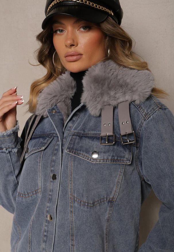 Renee - Niebieska Kurtka Jeansowa z Kołnierzem z Futrem i Sprzączkami Senalithra. Okazja: na co dzień. Kolor: niebieski. Materiał: jeans, futro. Długość rękawa: długi rękaw. Długość: długie. Styl: elegancki, casual