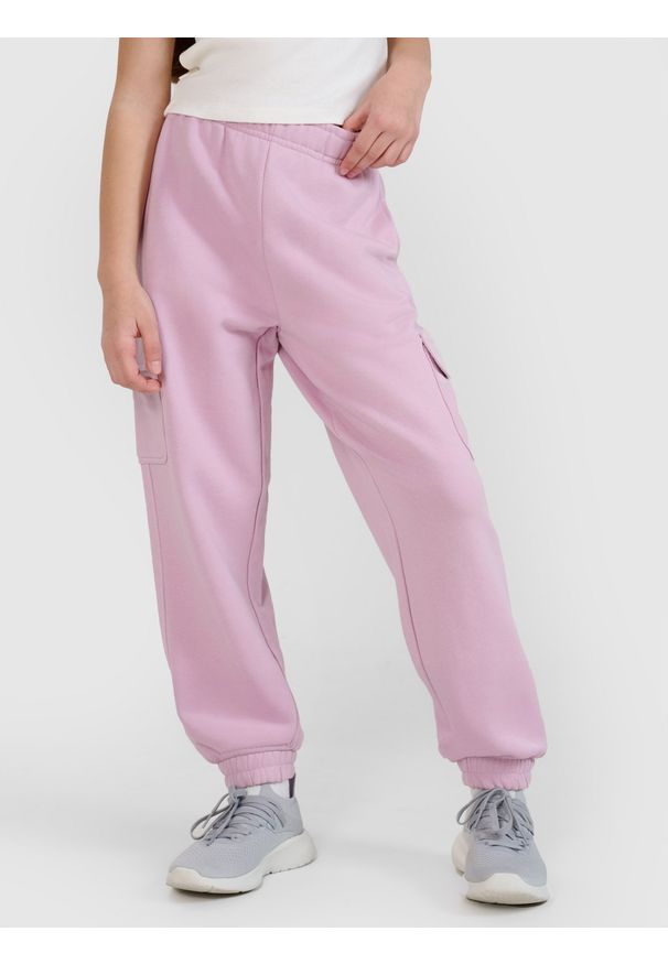4f - 4F Spodnie dresowe joggery dziewczęce - fioletowe 146 (10-11 lat). Okazja: na co dzień. Kolor: fioletowy. Materiał: dresówka. Wzór: gładki, ze splotem. Sezon: lato. Styl: casual, sportowy