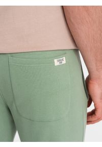 Ombre Clothing - Spodnie męskie dresowe z nogawką bez ściągacza - zielone V3 - Rozmiar: S. Kolor: zielony. Materiał: dresówka. Wzór: aplikacja. Styl: klasyczny, sportowy