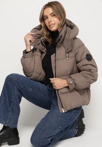 Born2be - Ciemnobeżowa Kurtka Puffer o Fasonie Oversize z Kapturem i Naszywką Azirva. Okazja: na co dzień. Typ kołnierza: kaptur. Kolor: beżowy. Materiał: dzianina. Wzór: aplikacja. Styl: sportowy, casual #4