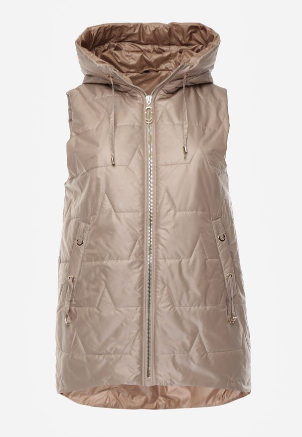 Born2be - Jasnobrązowa Kamizelka z Nieodpinanym Kapturem i Geometrycznym Pikowaniem Kalousa. Okazja: na co dzień. Kolor: brązowy. Materiał: jeans, dresówka. Długość rękawa: długi rękaw. Wzór: geometria. Styl: casual, klasyczny