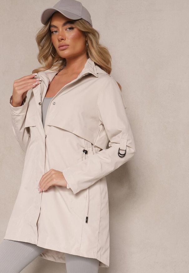 Renee - Jasnobeżowa Kurtka Utility Parka z Odpinanym Kapturem i Wiązaniem w Talii Kalirne. Typ kołnierza: kaptur. Kolor: beżowy. Styl: elegancki